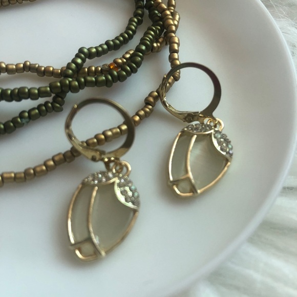 1 pair of beautiful dangle earrings +4 bead bracelets - Picture 3 of 5